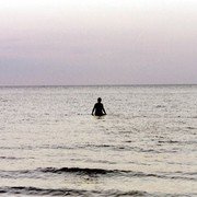 Het is een bijzondere ervaring te merken hoe ver je hier de zee in kan lopen - het zand rul en schoon onder je voeten - voordat het water je schouders bereikt. Maar het heerlijkst is natuurlijk de aangename temperatuur van het water, de golfslag van de zee spoelt als een warm bad om je heen.