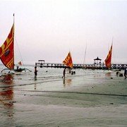 Pasirputih is een vissersplaatsje, 4 uur rijden van Surabaya. Op doordeweekse dagen gebruiken de vissers hun vlerkprauwen voor de vis, in het weekend komen dagjesmensen hier naar toe en gaan met z'n allen de zee op voor een tochtje. Wij zijn er in het weekend.