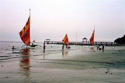 Pasirputih is een vissersplaatsje, 4 uur rijden van Surabaya. Op doordeweekse dagen gebruiken de vissers hun vlerkprauwen voor de vis, in het weekend komen dagjesmensen hier naar toe en gaan met z'n allen de zee op voor een tochtje. Wij zijn er in het weekend.