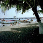 Op zondagavond vertrekt iedereen en de volgende ochtend liggen de boten op het strand te niksen, het zeil opgerold. Rust alom.