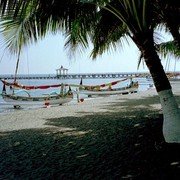 Op zondagavond vertrekt iedereen en de volgende ochtend liggen de boten op het strand te niksen, het zeil opgerold. Rust alom.    