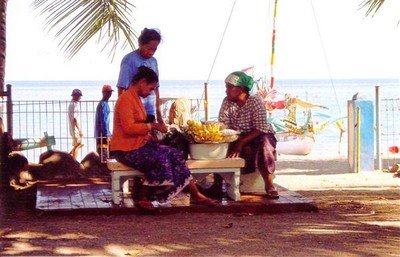 Ze verkoopt pisang susu, de kleine melkbanaantjes met de dunne schil. De lekkerste die er zijn.    