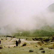 Het Dieng plateau oogt als een maanlandschap. Verspreid over het terrein liggen grote steenklompen, alsof ze na een vulkaanexplosie uit de lucht zijn komen vallen.    