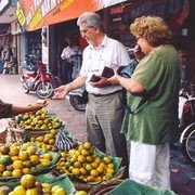 Tawarren (afdingen). Ik koop jeruk voor mijn zus Martine. (foto: Theo Bakkenes)