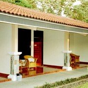 Hotel Puri Asri, even buiten Magelang. Kamers aan een galerij, zoals bij veel Indonesische hotels.