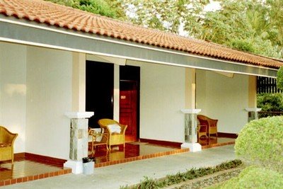 Hotel Puri Asri, even buiten Magelang. Kamers aan een galerij, zoals bij veel Indonesische hotels.    