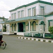 Rumah Sakit Dr Soedjono, het ziekenhuis in Magelang waar ik ben geboren. Een vriendelijk ogend laagbouwcomplex, goed in de verf.    