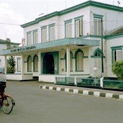 Rumah Sakit Dr Soedjono, het ziekenhuis in Magelang waar ik ben geboren. Een vriendelijk ogend laagbouwcomplex, goed in de verf.