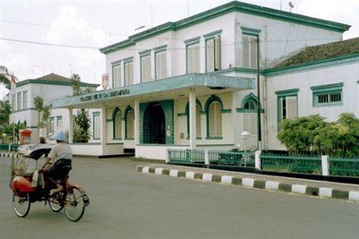 Rumah Sakit Dr Soedjono, het ziekenhuis in Magelang waar ik ben geboren. Een vriendelijk ogend laagbouwcomplex, goed in de verf.    
