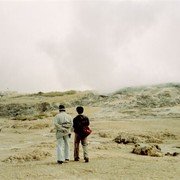 Het is stil op het Diengplateau, behalve wij zijn er alleen twee Indonesische bezoekers die zich tegen de verwachte koude op deze hoogte stevig hebben aangekleed. Ze dragen zelfs handschoenen en een wollen muts. Het zal hier een graad of 20 zijn, bitterkoud naar Indonesische maatstaven.