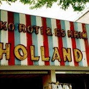 De Nederlandse culinaire erfenis zit duidelijk in het bakkerswezen, we komen vaak brood- en banketwinkels tegen die Holland heten.