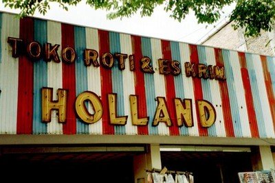 De Nederlandse culinaire erfenis zit duidelijk in het bakkerswezen, we komen vaak brood- en banketwinkels tegen die Holland heten.    