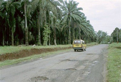 Naarmate we dichter bij Bukit Lawang komen wordt het wegdek slechter.