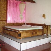 De kamers zijn royaal en het van brede rotan buizen vervaardigde bed is een feest voor het oog