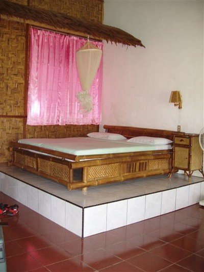 De kamers zijn royaal en het van brede rotan buizen vervaardigde bed is een feest voor het oog