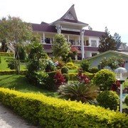 Hotel Prapat. Prachtig onderhouden tuin, maar verder vooral vergane glorie.
