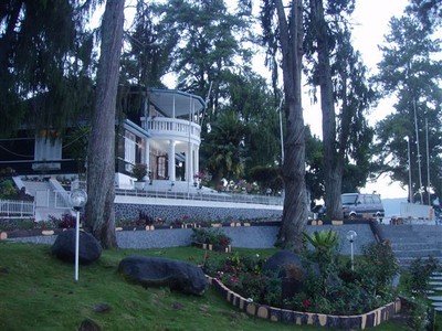 Een prachtige witte villa, met uitzicht op het Tobameer. Hier zaten Sukarno, Hatta en Agus Salim in 1948 gevangen.