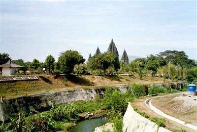 Onderweg zien we de Prambanan-tempels, Hindoe-heiligdommen. De autoweg van Yogyakarta richting Oost-Java loopt over een grote rivier, de Opak, en staande op een brug zien we de stenen reuzen indrukwekkend opstijgen tegen het blauw van de hemel.
