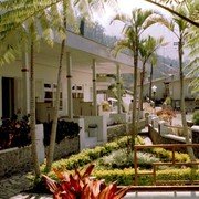 Hotel Sarangan, op 1200 meter hoogte. Het dateert uit 1930 en bestaat uit een lange galerij witgeschilderde kamers.