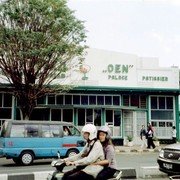 Een bekend restaurant aan de alun-alun. De familie Oen begon in 1910 in Yogyakarta een ijssalon en restaurant en exporteerde later de formule naar Jakarta, Semarang en Malang. Dit Oen-filiaal dateert uit 1930.    