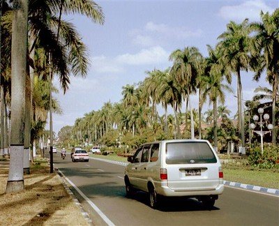 De Idjen Boulevard (thans Jalan Raya Ijen) in Malang is misschien wel de mooiste boulevard van Java. Twee banen met in het midden een brede strook bloemen en struiken.    