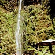 Batu heeft een mooie hoge waterval, op een meter of 100 van de autoweg.    