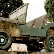 Aan de overkant van het Status Quo-monument staat op een voetstuk een authentieke Willys Overland Jeep uit de jaren veertig. Het voetstuk is beschilderd met taferelen die de dapperheid van het Indonesische leger weergeven.    
