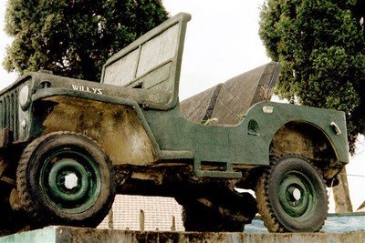 Aan de overkant van het Status Quo-monument staat op een voetstuk een authentieke Willys Overland Jeep uit de jaren veertig. Het voetstuk is beschilderd met taferelen die de dapperheid van het Indonesische leger weergeven.    