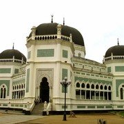 De Grote Moskee in Medan, daterend uit 1906 en gebouwd door de Nederlandse architect Dingemans    