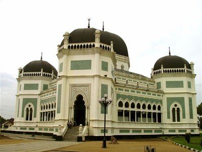De Grote Moskee in Medan, daterend uit 1906 en gebouwd door de Nederlandse architect Dingemans