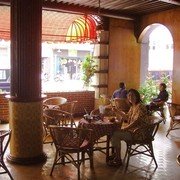 De voorgalerij van restaurant Tip Top, koloniaal trefpunt daterend uit 1934