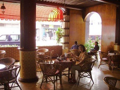 De voorgalerij van restaurant Tip Top, koloniaal trefpunt daterend uit 1934
