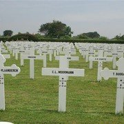 De drie die vermoord werden in Watesbelung: Riep Moormann, haar zoon Clem en Tineke Boogaard. Hun sterfdatum moet zijn: 29-10-1945    