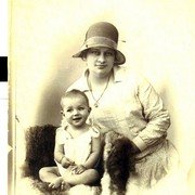 Foto ca 1930. Riep Moormann met dochter (Trees).    