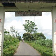 De landweg naar het dorpje Ngadireso. "Selamat datang di desa Ngadireso"staat op het toegangspoortje.    