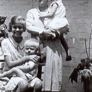 Detail van vorige foto. Riep Moormann met 3 dochters (Trees in haar armen, Ine op schoot bij de oudste dochter Els)    