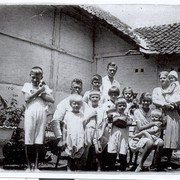 Riep Moormann met alle kinderen, op Clem na die nog geboren moest worden. Deze foto dateert uit ca 1934    
