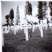 Zoon Wiet Moormann bij het graf van zijn moeder op Kembang Kuning (Surabaya). De sterfdatum moet zijn 29-10-1945