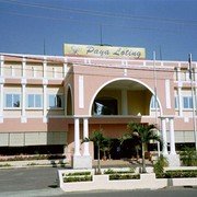 Panyabungan, ons tussenstation op reis naar Bukittinggi. Aan de ene kant van de weg staat ons hotel, een als een puist uit de grond stekend plomp gebouw...