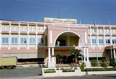 Panyabungan, ons tussenstation op reis naar Bukittinggi. Aan de ene kant van de weg staat ons hotel, een als een puist uit de grond stekend plomp gebouw...