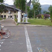 De equator bij het plaatsje Bonjol, genoemd naar een fundamentalistische imam uit de 19e eeuw. Op het wegdek twee pijlen. Rechts is het zuidelijk halfrond, links het noordelijk halfrond.