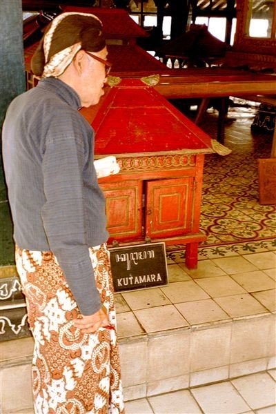 Onze gids in de kraton. 75 jaar is hij, een magere gebrilde intellectueel van één meter vijftig, die ons meldt dat hij nog voortdurend bezig is zijn Nederlands bij te slijpen aan de hand van het Prisma spreekwoordenboek en de Denksport Puzzel.