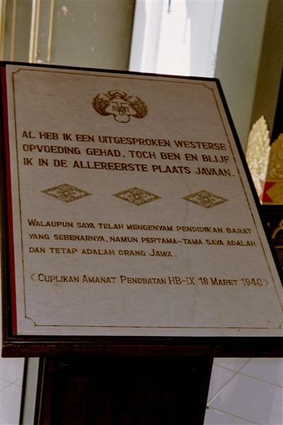 In het museum van sultan Henk (Hamengku Buwono IX).    