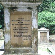 Een vreemd grafschrift. Het lijkt alsof Ernestine Meijer van haar man Jhr van Raders nog een schop na krijgt: "Zalig zijn de armen van geest - Want hunner is het koningrijk der hemelen" staat er. Het zal wel goed bedoeld zijn.