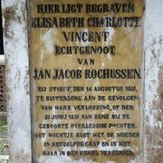 Ook graven van jonggestorven moeders en kindergraven, die ons meer ontroeren dan die van de GG en de admiraal. Op dit graf staat: Zij stierf den 14 augustus 1851 te Buitenzorg aan de gevolgen van hare verlossing van eene bij de geboorte overledene dochter. Het wichtje rust met de moeder in hetzelfde graf en is met haar in den hemel vereenigd.