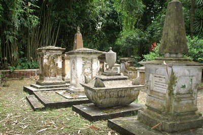 De dood was toen altijd heel dichtbij. Toevoeging november 2006: van alle graven in dit kerkhofje heb ik intussen uitgezocht wie er ligt en er een apart artikel (met onderstaande foto's) over geschreven. Zie mijn website www.hansvervoort.nl onder Nieuws: Idyllisch kerkhofje in Bogor,