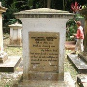 Margaretha Pahud werd anderhalf jaar, I.H.L.O. van den Bosch twee jaar en de zoon van Chretien Baud zag nooit het levenslicht. Maar hier, op dit kleine kerkhof in het bamboebos overleven zij alles en iedereen.