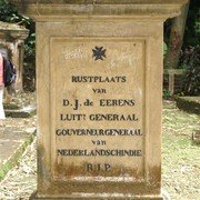 Het kerkhofje telt enkele Vips. De Gouverneus-Generaal Eerens (1836-1840) ligt hier, en ook vice-admiraal Van den Bosch en Mr A.Prins, vice-president van de Raad van Ned.-Indie.