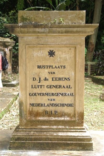 Het kerkhofje telt enkele Vips. De Gouverneus-Generaal Eerens (1836-1840) ligt hier, en ook vice-admiraal Van den Bosch en Mr A.Prins, vice-president van de Raad van Ned.-Indie.    