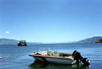 We staan aan de oever van het Tobameer. De veerboot naar het eiland Samosir komt er aan.